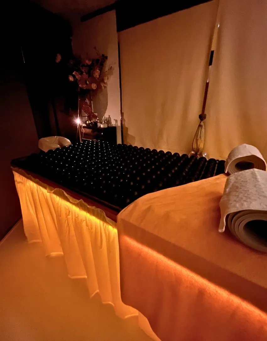 Verwarmde massagetafel met sfeerverlichting en hoofdondersteuning